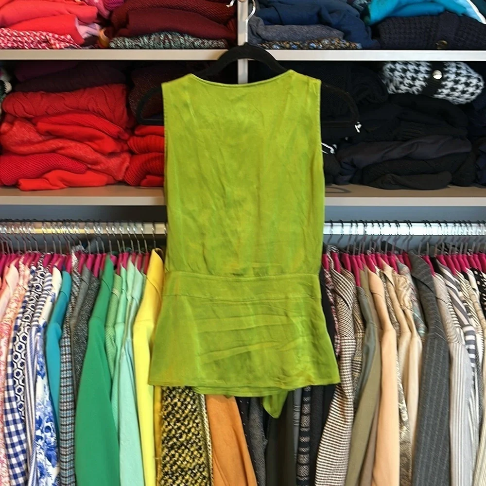 Tory Burch apple green sleeveless scoop neck 100% silk blouse size 6